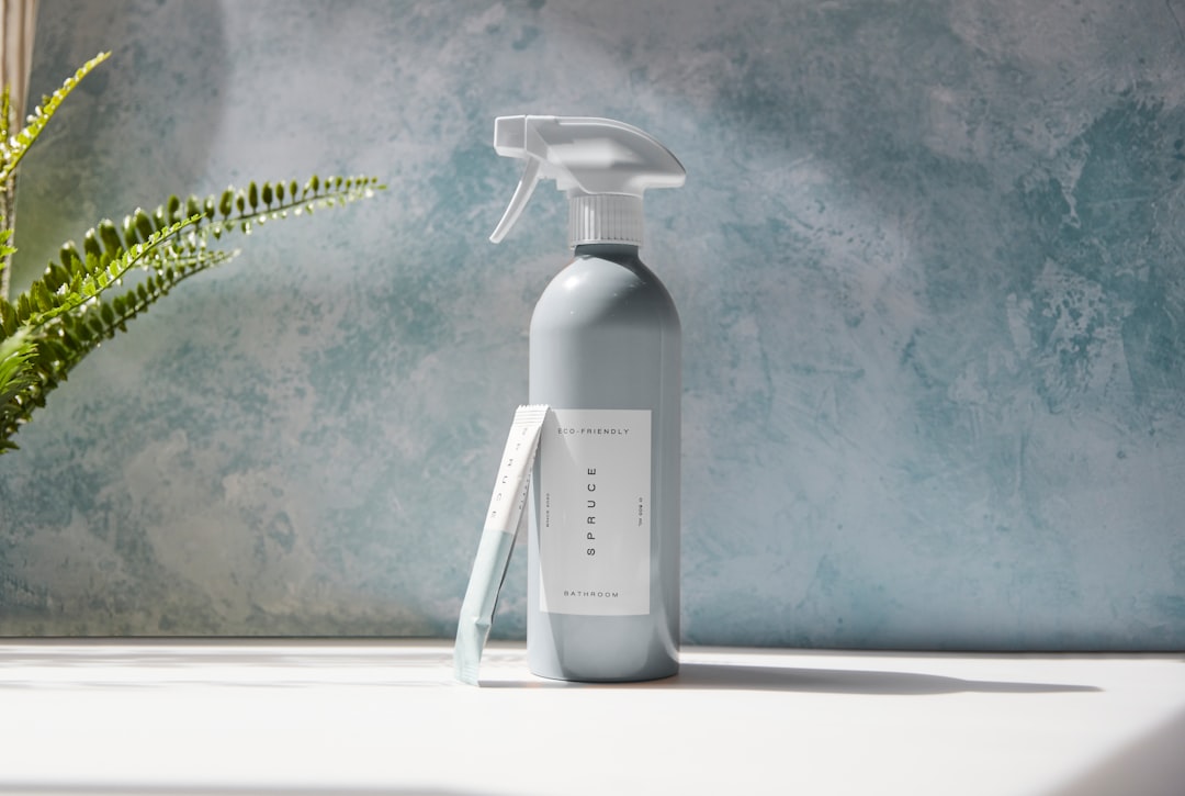 white-plastic-pump-bottle-on-white-table-oxdnfg-i3lc